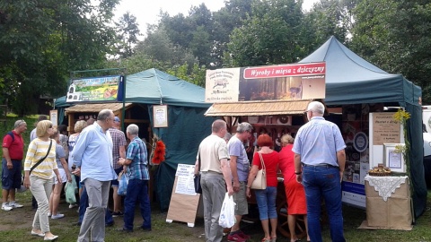 Odwiedzający mogą posmakować różnych odmian miodu, wędlin, win i powideł. Fot. Tomasz Michalik