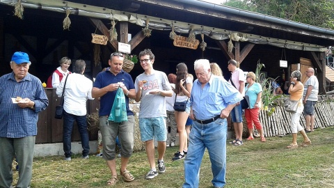 trakcie festiwalu twórcy i producenci prezentują i sprzedają swoje wyroby. Fot. Tomasz Michalik