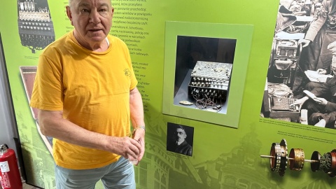 Ekspozycja w Muzeum Wojsk Lądowych w Bydgoszczy, kustosz Jerzy Lelwic/fot. Tomasz Kaźmierski