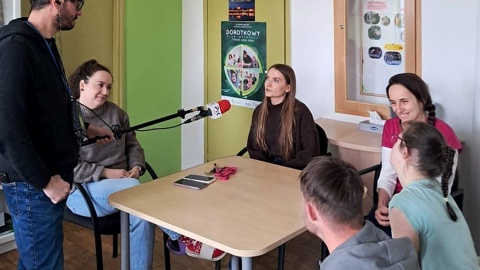 Michał Zaręba na spotkaniu z podopiecznymi toruńskiej „Akademii Walki z Rakiem”. Fot. nadesłane