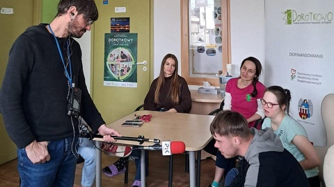 Michał Zaręba na spotkaniu z podopiecznymi toruńskiej „Akademii Walki z Rakiem”. Fot. nadesłane