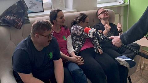 Michał Zaręba na spotkaniu z podopiecznymi toruńskiej „Akademii Walki z Rakiem”. Fot. nadesłane