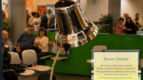 Uderzenie w „Dzwon Nadziei” to znak wyjścia z choroby i wsparcia tym, przed którymi jest jeszcze proces leczenia. Fot. Izabela Langner/PR PiK