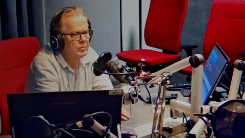 W bydgoskim studiu zasiadł: prof. prof. Janusz Golinowski - politolog z Uniwersytetu Kazimierza Wielkiego w Bydgoszczy. Fot. zrzut ekranu/Zdzisław Nawrat/PR PiK