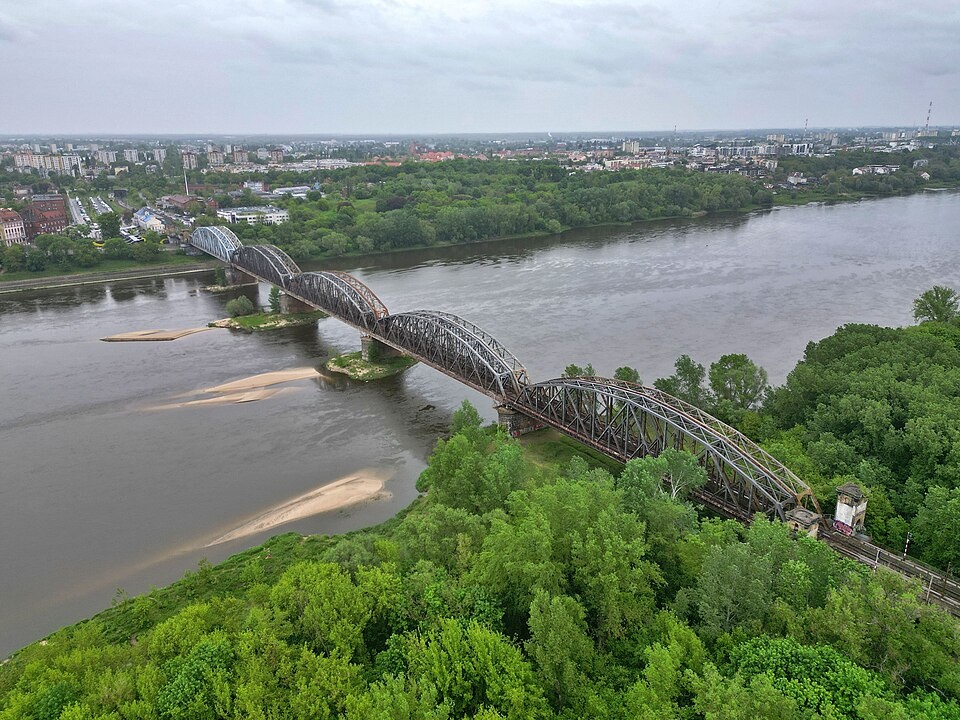 Wisła przepływająca pod toruńskim mostem kolejowym/fot. Wikipedia/Kapitel