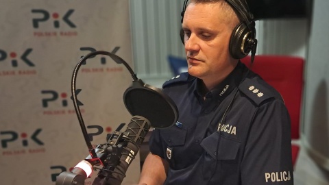 W studiu Polskiego Radia PiK kom. Remigiusz Rakowski z Wydziału Ruchu Drogowego Komendy Wojewódzkiej Policji w Bydgoszczy. Fot. Magdalena Gill/PR PiK