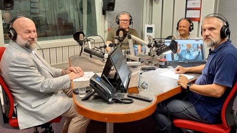 W bydgoskim studiu zasiedli, od lewej: Wojciech Młynarek - Kujawsko-Pomorski Wojewódzki Lekarz Weterynarii, Ryszard Kierzek - prezes Kujawsko-Pomorskiej Izby Rolniczej oraz Paweł Toczko - Łowczy Okręgowy w Bydgoszczy, przewodniczący Zarządu Okręgu Polskiego Związku Łowieckiego w Bydgoszczy. I oczuwiście gospodarz audycji - Ireneusz Sanger. Fot. Patrycja Malinowska/PR PiK