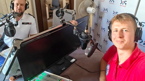 We włocławskim studiu zasiedli: aspirant Michał Hubert z włocławskiej Policji Wodnej oraz ratownik Jakub Robaczewski z WOPR we Włocławku. Fot. nadesłane/PR PiK