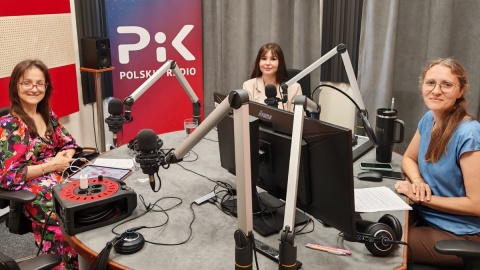 W toruńskim studiu zasiadły, od lewej: profesor Kinga Bączyk-Rozwadowska z Uniwersytetu Mikołaja Kopernika w Toruniu, Aleksandra Skrobecka - Regionalny Kierownik Sprzedaży w CUK Ubezpieczenia oraz prowadząca audycję Adriana Andrzejewska-Kuras. Fot. Zdzisław Nawrat/PR PiK