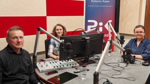 W toruńskim studiu obok prowadzącej Adriany Andrzejewskiej-Kuras (C) zasiedli goście z Uniwersytetu Mikołaja Kopernika w Toruniu: dr Jarosław Oczki - ekonomista z Katedry Gospodarowania Zasobami Pracy (L) oraz dr hab. Stefania Środa-Murawska, prof. z Instytutu Geografii Społeczno-Ekonomicznej i Gospodarki Przestrzennej (P). Fot. Zdzisław Nawrat/PR PiK