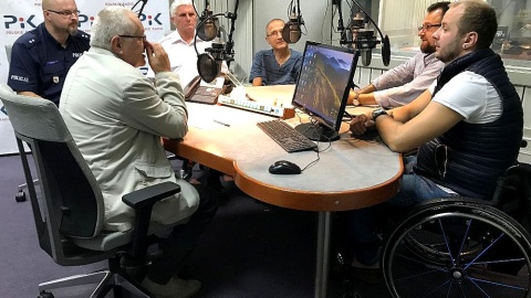 W studiu Polskiego Radia PiK zasiedli goście Wojciecha Sobocińskiego - ratownik WOPR i osoby, które wskutek nierozważnego skoku do wody stały się niepełnosprawne. Fot. Tomasz Kaźmierski