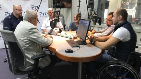 W studiu Polskiego Radia PiK zasiedli goście Wojciecha Sobocińskiego - ratownik WOPR i osoby, które wskutek nierozważnego skoku do wody stały się niepełnosprawne. Fot. Tomasz Kaźmierski