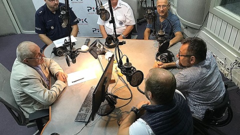 W studiu Polskiego Radia PiK zasiedli goście Wojciecha Sobocińskiego - ratownik WOPR i osoby, które wskutek nierozważnego skoku do wody stały się niepełnosprawne. Fot. Tomasz Kaźmierski