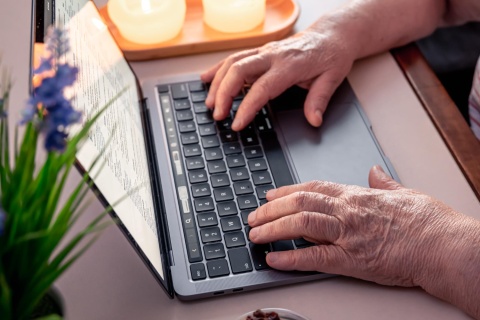Co zrobić, by seniorzy nie czuli się wykluczeni technologicznie