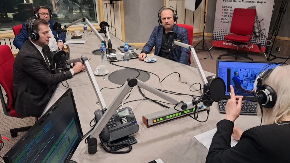 Gośćmi Żanety Walentyn (pierwsza od prawej) byli (od lewej): Mariusz Piotrkowski, Ireneusz Kucharski i Łukasz Krupa/fot.: Tomasz Bielicki