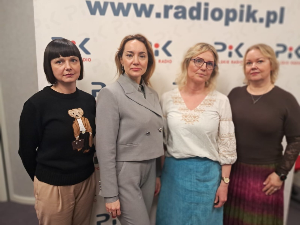 Od lewej: Marta Frankowska - rzeczniczka Miejskiego Ośrodka Pomocy Społecznej w Bydgoszczy, adwokat Joanna Ogrodowicz - prezes Centrum Mediacji przy Kujawsko-Pomorskiej Izbie Adwokackiej, dziennikarka PR PiK Monika Siwak i sędzia Dorota Marszałkowska - koordynatorka Sądu Okręgowego w Bydgoszczy ds. mediacji/fot. Magdalena Gill