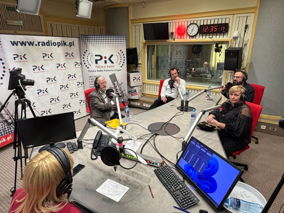 Goście Żanety Walentyn w czwartkowym (23 kwietnia) „Pytać każdy może”. Na zdjęciu od lewej: Krzysztof Sikora, Łukasz Lewandowski, Sławomir Miodowski i Elena Morozowa-Domagalska/fot. Tomasz Kaźmierski