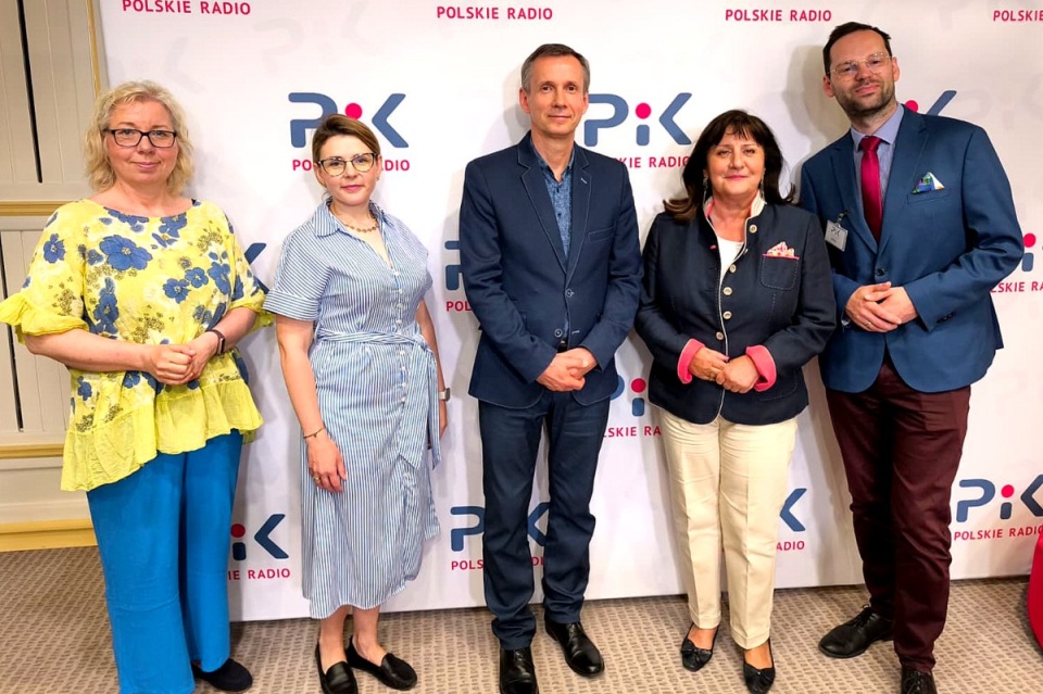 Goście w audycji Magdy Jasińskiej (L), obok autorki od lewej: Natalia Pilarska, Robert Preus, Grażyna Dziedzic i Piotr Szczepańczyk. Fot. Bartek Nawrocki/PR PiK