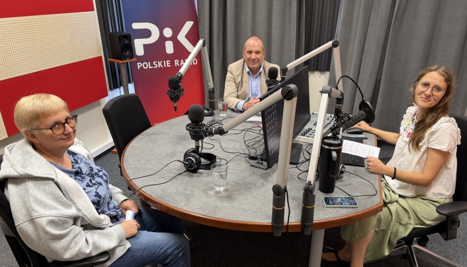 Goście Adriany Andrzejewskiej-Kuras (P). Od lewej: dr Katarzyna Kubiak-Wójcicka oraz Grzegorz Boroń. Fot. Tomasz Bielicki/PR PiK