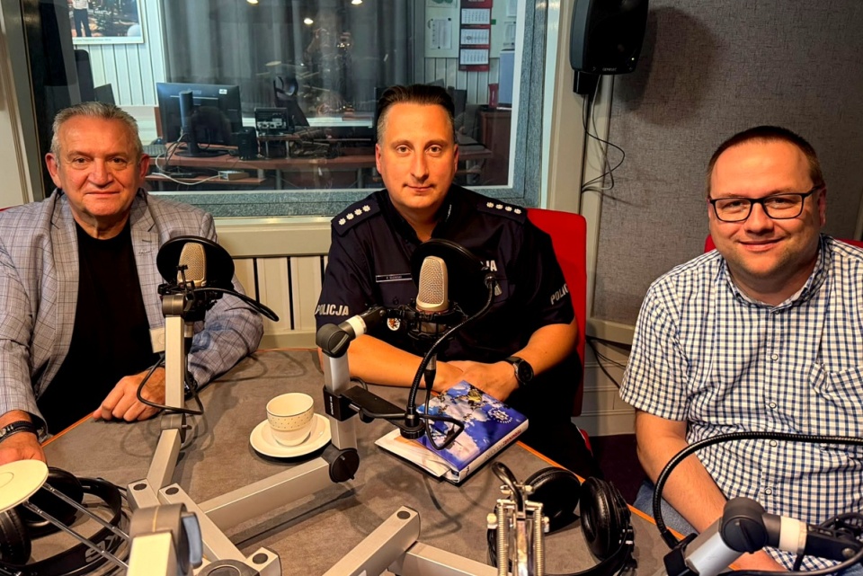 Goście w audycji „Pytać każdy może”. Od lewej: Arnold Paszta, nadkom. Przemysław Słomski oraz Krzysztof Frydrych. Fot. Magda Jasińska/PR PiK