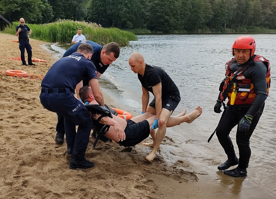 Policjanci z regionu ćwiczyli ratowanie tonących. Fot. Policja Kujawsko-Pomorska