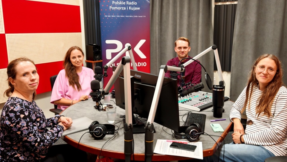 W toruńskim studiu Polskiego Radia PiK zasiedli, od lewej: Katarzyna Świątkowska, Marta Młynarczyk, dr Mateusz Smieszek oraz prowadząca Adriana Andrzejewska-Kuras. Fot. Zdzisław Nawrat/PR PiK