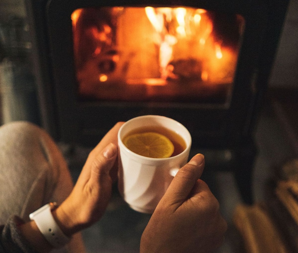 Czy zimą wystarczy nam ogień w kominku i gorąca herbata? Fot. ilustracyjna/pexels.com/Atlantic Ambience