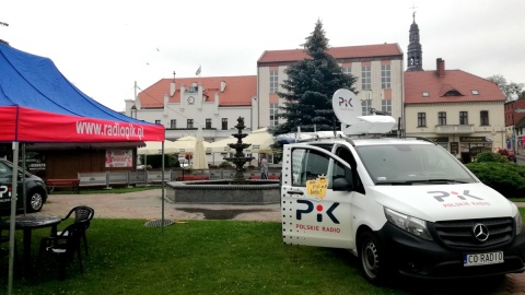 "Ale PiKne lato!" - Koronowo jeszcze senne, ale studio mobilne Polskiego Radia PiK już gotowe do letniej akcji i na przyjęcie pierwszych gości. Fot. Robin Jesse