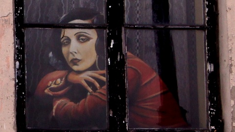 "Ale PiKne lato!" - z okienka spogląda na nas Apolonia Chałupiec, czyli Pola Negri. Fot. Henryk Żyłkowski