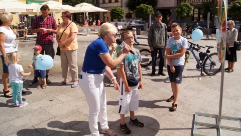 "Ale PiKne lato!" - Krystyna Kuras z Polskiego Radia PiK wśród młodych gości odwiedzających mobilne studio na brodnickim Rynku. Fot. Henryk Żyłkowski