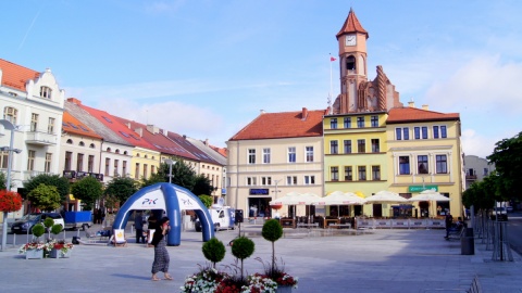 "Ale PiKne lato!" - Stanowisko radiowe wtopiło się w barwny wystrój brodnickiego Rynku. Fot. Henryk Żyłkowski