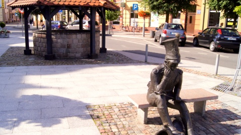 "Ale PiKne lato!" - Głęboka studzienka i ułan na Rynku w Brodnicy... czyżby zasłuchany? :) Fot. Henryk Żyłkowski