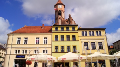 "Ale PiKne lato!" - Chmurki nad brodnickim Rynkiem... czy aura zepsuje radiową wizytę? Fot. Henryk Żyłkowski