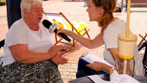 "Ale PiKne lato!" - Spotkanie z hafciarką Marianną Weilandt, która opowiada również o tradycyjnym wyrobie masła. Fot. Henryk Żyłkowski