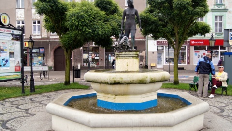 "Ale PiKne lato!" - Relaks w Nakle? Choćby przy fontannie na Rynku. Fot Henryk Żyłkowski