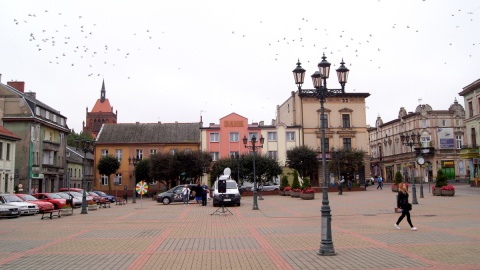 "Ale PiKne lato!" - Rynek w Chełmży jeszcze się nie przebudził, ale ekipa Polskiego Radia PiK już na miejscu i gotowa na przyjęcie gości. Fot. Henryk Żyłkowski