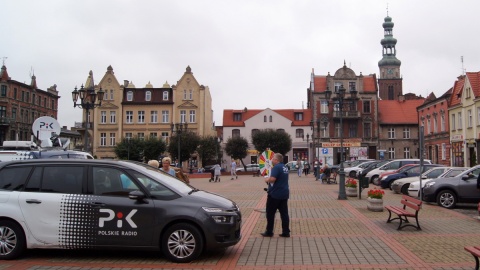 "Ale PiKne lato!" - Mobilne studio Polskiego Radia PiK z widokiem na katedrę w Chełmży. Fot. Henryk Żyłkowski