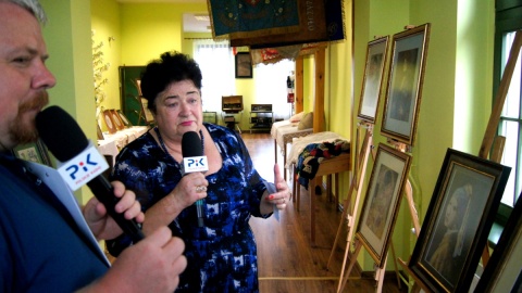 "Ale PiKne lato!" - Obrazy igłą malowane, po wystawie swoich prac oprowadzała mistzyni igły i mulinuy - Pani Urszula Górzyńska. Fot. Henryk Żyłkowski