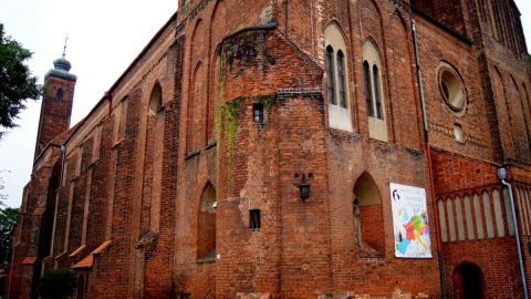 "Ale PiKne lato!" - Z bliska dostojność chełmżyńskiej bazyliki jawi się jeszcze potężniej. Fot. Henryk Żyłkowski
