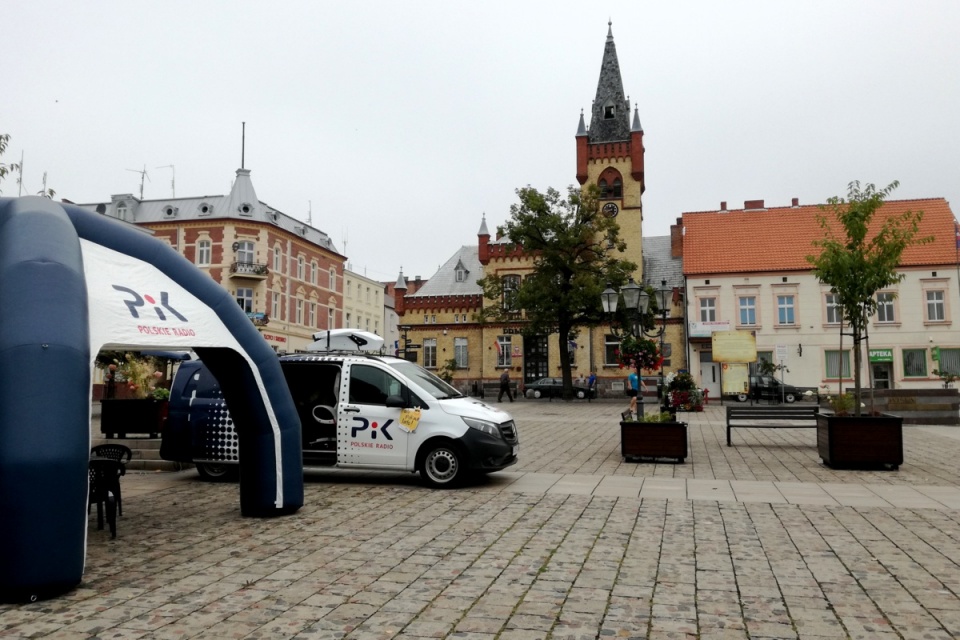 Mobilne studio akcji "Ale PiKne lato!" z Polskim Radiu PiK, rozwinęło się na Dużym Rynku w Świeciu nad Wisłą. Fot. Robin Jesse