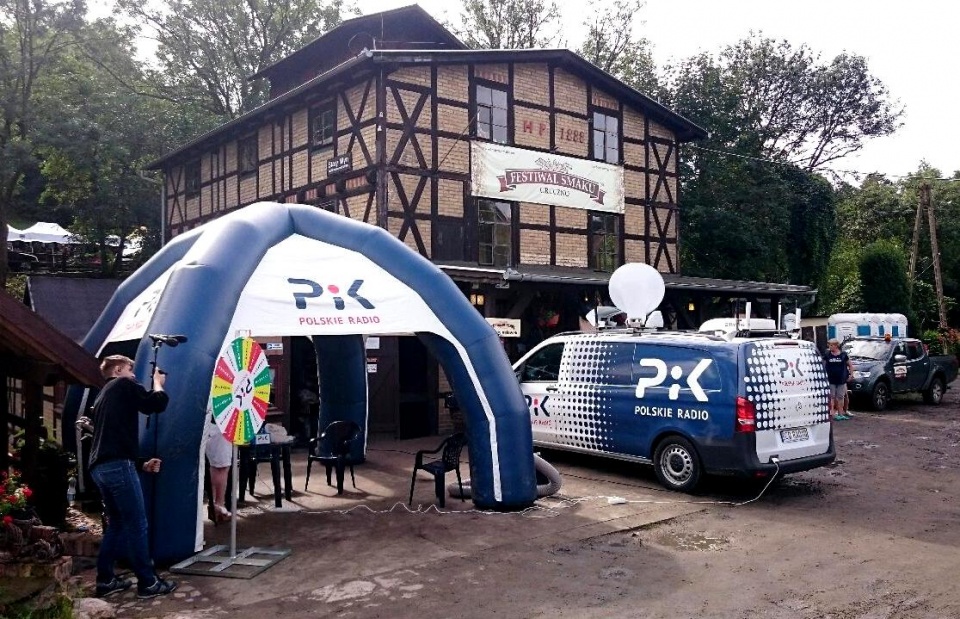 "Ale Pikne lato!" - mobilne studio Polskiego Radia PiK towarzyszy tym razem Festiwalowi Smaku w Grucznie. Fot. Adam Hibner