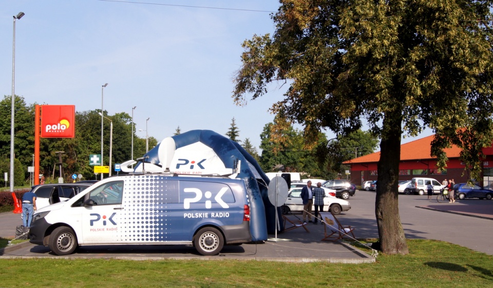 "Ale PiKne lato!" - w ostatni piątek sierpnia mobilne studio Polskiego Radia PiK rozwinęło się w sąsiedztwie marketu POLO w centrum Pruszcza. Fot. Henryk Żyłkowski