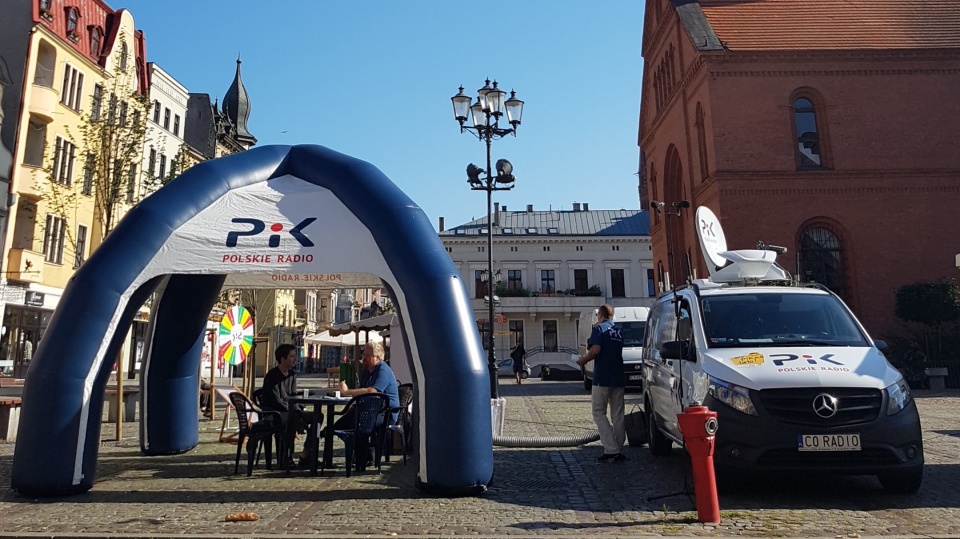 Ekipa akcji "Ale PiKne lato!" z Polskim Radiem PiK zorganizuje studio mobilne na Rynku Nowomiejskim w Toruniu. Fot. Marta Jagodzińska