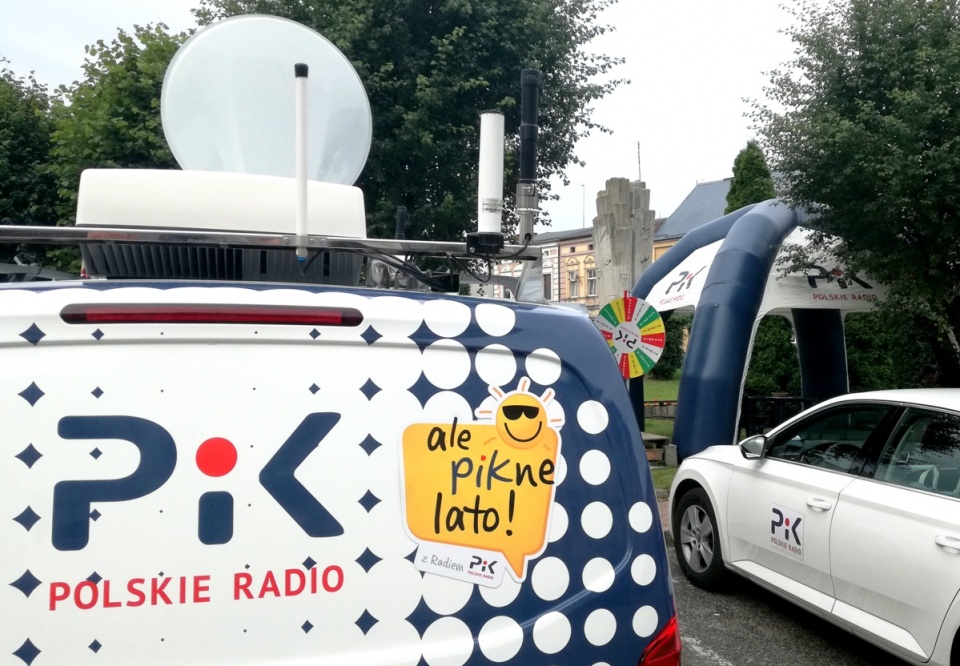 Wóz satelitarny Polskiego Radia PiK zatrzymał się na Placu Wolności w Sępólnie Krajeńskim. Fot. Robin Jesse