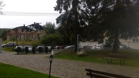 Zadbany pałac wokół niszczejącego folwarku w Rulewie. Fot. Wojciech Sobociński