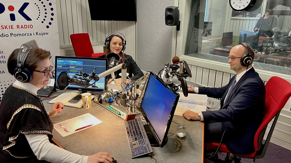 Doradcy podatkowi: Violetta Wełnicka i Michał Wozikowski odpowiadali na telefoniczne pytania słuchaczy. Audycję prowadziła Ewa Kurzawa (po lewej)/fot: Izabela Langner