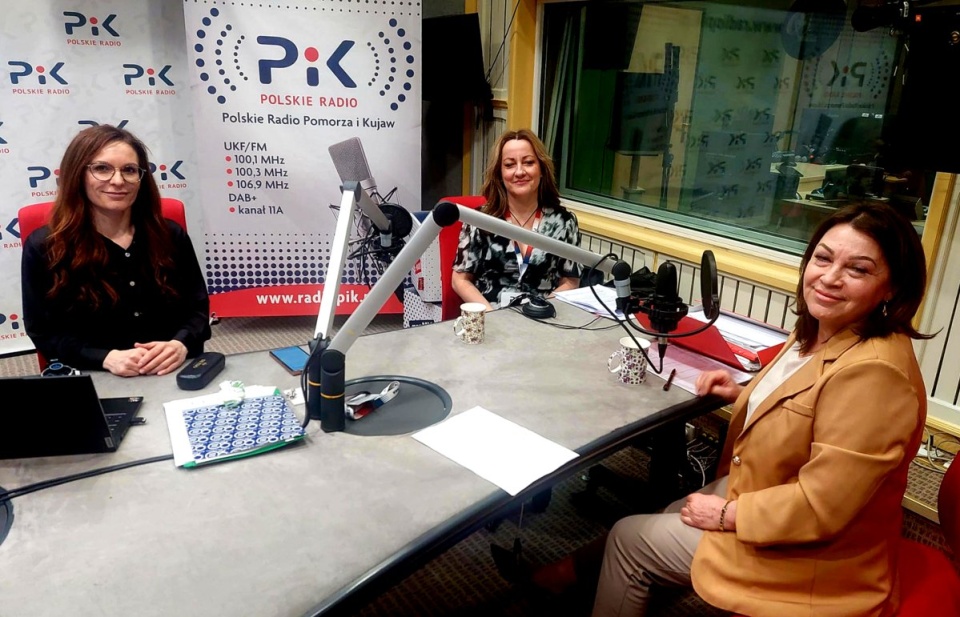 „Dyżur eksperta”. W studiu Polskiego Radia PiK pojawiły się specjalistki z Zakładu Ubezpieczeń Społecznych, od lewej Krystyna Michałek, Katarzyna Szymczak i Grażyna Mucha. Fot. Dorota Witt/PR PiK