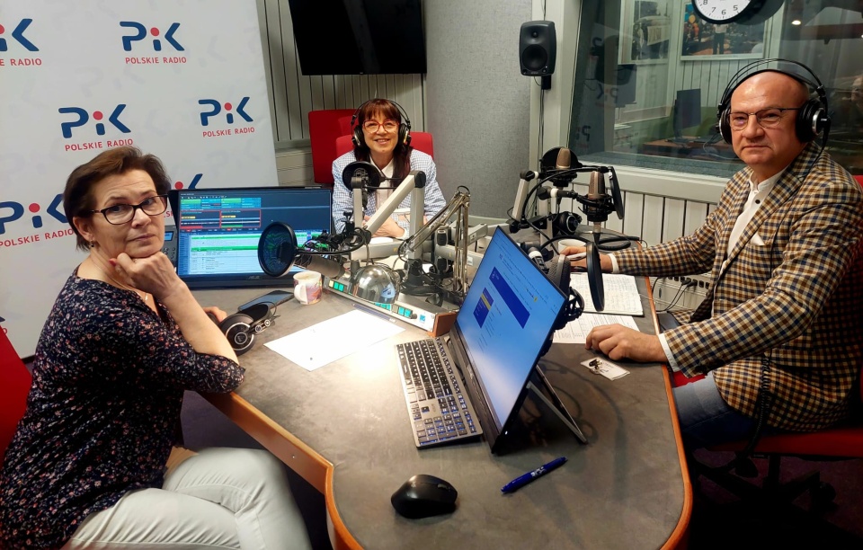 Od lewej: prowadząca Ewa Kurzawa, Barbara Nawrocka i Sławomir Szymański/fot. Dorota Witt