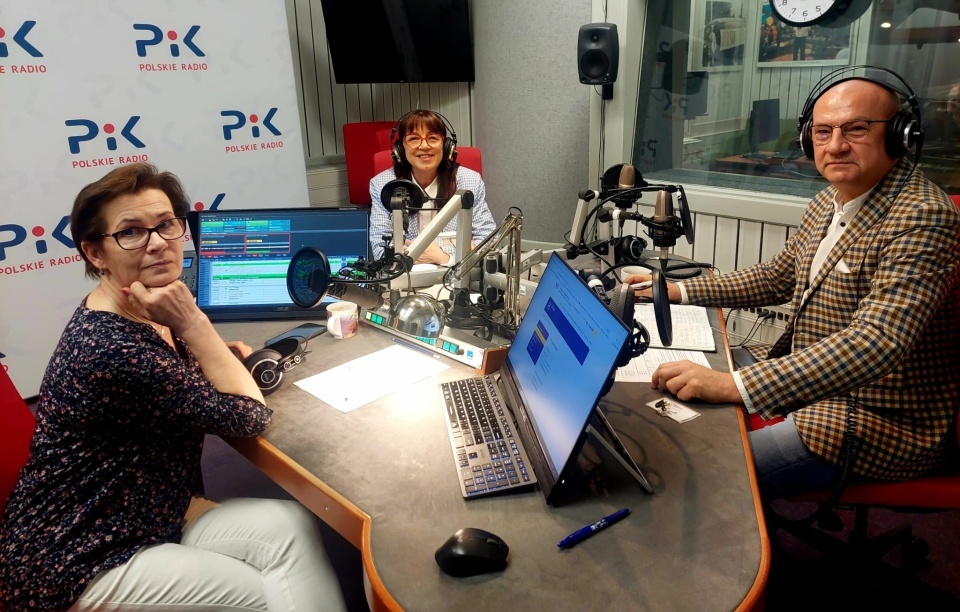 Od lewej: prowadząca Ewa Kurzawa, Barbara Nawrocka i Sławomir Szymański/fot. Dorota Witt