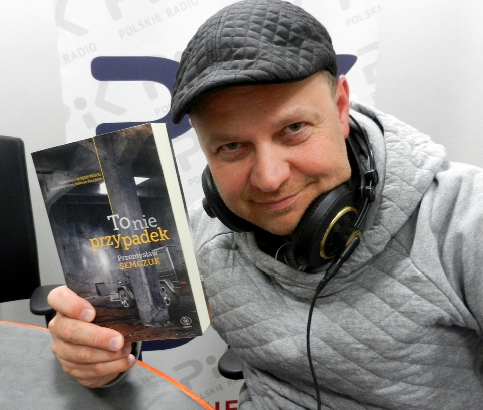 Przemysław Semczuk ze swoim najnowszym kryminałem pt. „To nie przypadek”. Fot. Iwona Muszytowska-Rzeszotek